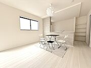 実際に室内をご見学頂くと生活のイメージが広がると思います。家具を置いたイメージや窓からの景色など。周辺で販売に出している物件も一緒にまとめてご見学頂き、比較する事もできます。