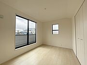 洋室はモダンなデザインと機能性を備え、快適な生活空間に。明るい窓から差し込む自然光が広々とした空間をさらに明るく開放的に感じさせます。  