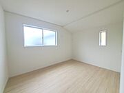 勾配天井の2階のお部屋。この勾配の角度がお洒落な雰囲気を感じさせてくれます。 