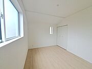 スマートなデザインと賢い収納が生活を快適にします。広々とした雰囲気を演出する工夫が施され、生活空間の魅力を引き出します。  