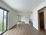 家族の集まるリビングは気持ちの良い自然光が差し込む団欒空間。室内のご見学予約も随時、受付中ですのでお気軽にお問合せください。 