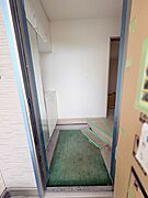 玄関は家の第一印象を左右する重要な場所。ほどよい広さとスタイリッシュな色遣いが印象的です。 