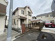 周辺の街並みの中で適度な主張、生活に溶け込むシンプルなデザインの外観が魅力の一戸建です。 