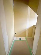 階段下を有効活用したトイレスペース。 便座はもちろんウォシュレット。  