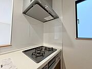 お料理をしながらリビングの家族やゲストとの会話が楽しめるカウンタータイプのキッチン。毎日のお料理を楽しく快適に。 