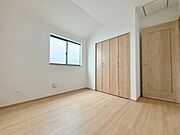 スタイリッシュなデザインと快適な居住性を兼ね備えた洋室。広々とした空間は、自分らしいインテリアを楽しむことができるほか、リラックスした時間を過ごすことができそうです。 
