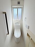 【2階 トイレ】  トイレにはウォシュレット機能を標準装備。 