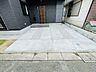 駐車場：周辺の街並みの中で適度な主張、生活に溶け込むシンプルなデザインの外観が魅力の一戸建です。 