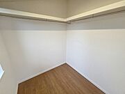 沢山の洋服も収納できそうなウォークインクローゼット。荷物の多い方には嬉しい設計。 