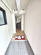 玄関は家の第一印象を左右する重要な場所。ほどよい広さとスタイリッシュな色遣いが印象的です。 