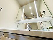 三面鏡に洗面台。 コンセントに照明機能、多機能性を備えた設備です。  