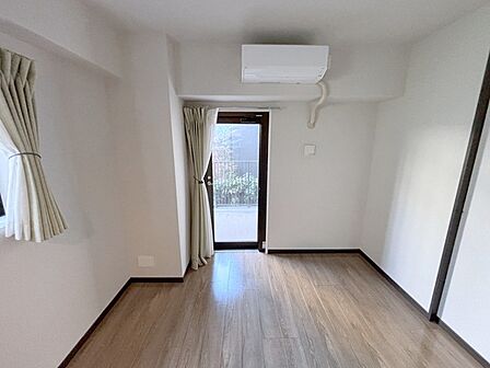 スタイリッシュなデザインと快適な居住性を兼ね備えた洋室。広々とした空間は、自分らしいインテリアを楽しむことができるほか、リラックスした時間を過ごすことができそうです。