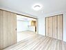 洋室：スタイリッシュなデザインと快適な居住性を兼ね備えた洋室。広々とした空間は、自分らしいインテリアを楽しむことができるほか、リラックスした時間を過ごすことができそうです。 