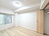 洋室：スマートなデザインと賢い収納が生活を快適にします。広々とした雰囲気を演出する工夫が施され、生活空間の魅力を引き出します。  