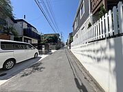 安心して暮らすことのできる住宅街。　住宅地の道路は一般に交通量が少なく車などの騒音が少ないため、住民にとって静かな生活環境が提供されます。 