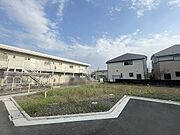 現地ご見学の際、スタッフが様々なご質問に対応いたします、周辺環境、前面道路、建築可能な建物について、ぜひご相談ください。 