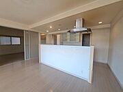 【2026年6月下旬 リノベーション工事完了】 カウンターキッチンならではの開放的な見通し、全体が見渡せることでご家族の団欒スペースもより明るく笑顔が溢れる空間となります。 
