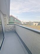 季節の変化や天気の良い日には、バルコニーでの時間が心地よく、気分をリフレッシュさせることができます。 
