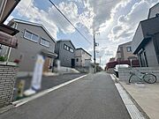 安心して暮らすことのできる住宅街。　住宅地の道路は一般に交通量が少なく車などの騒音が少ないため、住民にとって静かな生活環境が提供されます。 