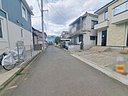 安心して暮らすことのできる住宅街。　住宅地の道路は一般に交通量が少なく車などの騒音が少ないため、住民にとって静かな生活環境が提供されます。 