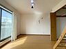 洋室：スタイリッシュなデザインと快適な居住性を兼ね備えた洋室。広々とした空間は、自分らしいインテリアを楽しむことができるほか、リラックスした時間を過ごすことができそうです。 