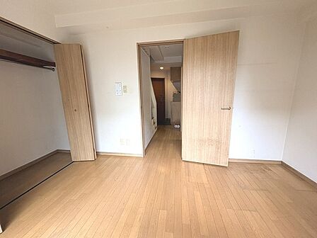 スタイリッシュなデザインと快適な居住性を兼ね備えた洋室。広々とした空間は、自分らしいインテリアを楽しむことができるほか、リラックスした時間を過ごすことができそうです。