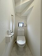 階段下を有効活用したトイレスペース。 便座はもちろんウォシュレット。  