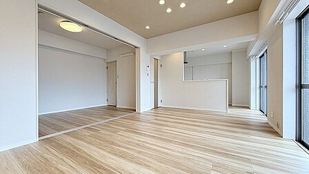 カウンターキッチンならではの開放的な見通し、全体が見渡せることでご家族の団欒スペースもより明るく笑顔が溢れる空間となります。