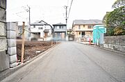 安心して暮らすことのできる住宅街。　住宅地の道路は一般に交通量が少なく車などの騒音が少ないため、住民にとって静かな生活環境が提供されます。 