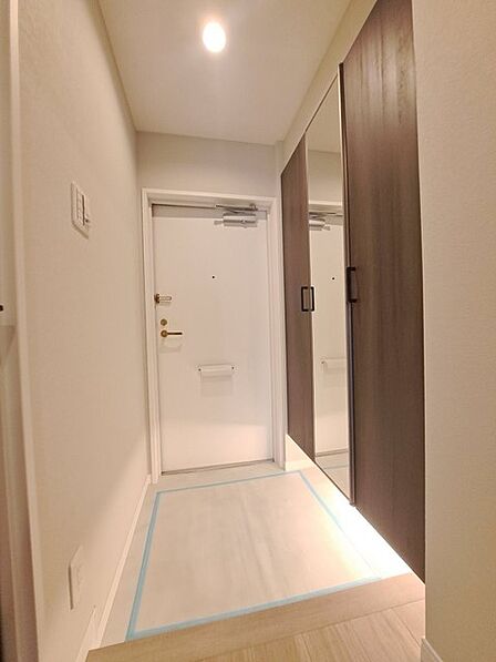玄関は家の第一印象を左右する重要な場所。ほどよい広さとスタイリッシュな色遣いが印象的です。