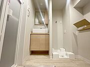 使いやすいタイプの洗面化粧台のあるランドリースペース 