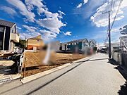 安心して暮らすことのできる住宅街。　住宅地の道路は一般に交通量が少なく車などの騒音が少ないため、住民にとって静かな生活環境が提供されます。 