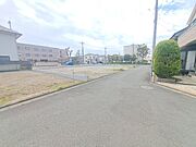 安心して暮らすことのできる住宅街。　住宅地の道路は一般に交通量が少なく車などの騒音が少ないため、住民にとって静かな生活環境が提供されます。 