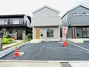 周辺の街並みの中で適度な主張、生活に溶け込むシンプルなデザインの外観が魅力の一戸建です。 