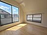 洋室：勾配天井の3階のお部屋。この勾配の角度がお洒落な雰囲気を感じさせてくれます。 