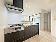 お料理をしながらリビングの家族やゲストとの会話が楽しめるカウンタータイプのキッチン。毎日のお料理を楽しく快適に。 