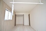 スマートなデザインと賢い収納が生活を快適にします。広々とした雰囲気を演出する工夫が施され、生活空間の魅力を引き出します。  