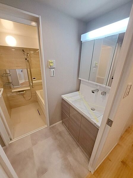 三面鏡に洗面台。 コンセントに照明機能、多機能性を備えた設備です。