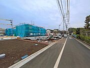 安心して暮らすことのできる住宅街。　住宅地の道路は一般に交通量が少なく車などの騒音が少ないため、住民にとって静かな生活環境が提供されます。 