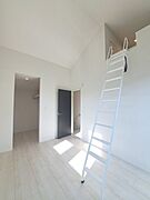 実際に室内をご見学頂くと生活のイメージが広がると思います。家具を置いたイメージや窓からの景色など。周辺で販売に出している物件も一緒にまとめてご見学頂き、比較する事もできます。
