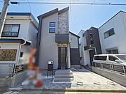 周辺の街並みの中で適度な主張、生活に溶け込むシンプルなデザインの外観が魅力の一戸建です。 