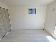 洋室はモダンなデザインと機能性を備え、快適な生活空間に。明るい窓から差し込む自然光が広々とした空間をさらに明るく開放的に感じさせます。  
