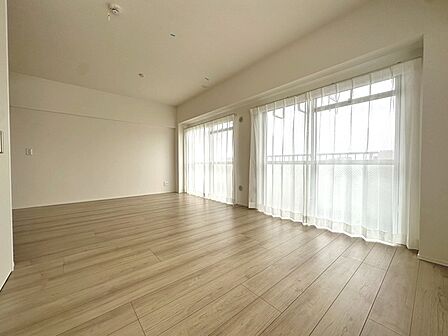 実際に室内をご見学頂くと生活のイメージが広がると思います。家具を置いたイメージや窓からの景色など。