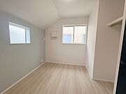 勾配天井の2階のお部屋。この勾配の角度がお洒落な雰囲気を感じさせてくれます。 