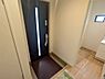 玄関：玄関は家の第一印象を左右する重要な場所。ほどよい広さとスタイリッシュな色遣いが印象的です。 