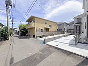安心して暮らすことのできる住宅街。　住宅地の道路は一般に交通量が少なく車などの騒音が少ないため、住民にとって静かな生活環境が提供されます。 