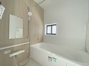一日の疲れを癒してくれるゆったりとしたバスルームです。 