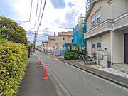 安心して暮らすことのできる住宅街。　住宅地の道路は一般に交通量が少なく車などの騒音が少ないため、住民にとって静かな生活環境が提供されます。 