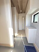 玄関は家の第一印象を左右する重要な場所。ほどよい広さとスタイリッシュな色遣いが印象的です。 