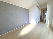 洋室はモダンなデザインと機能性を備え、快適な生活空間に。明るい窓から差し込む自然光が広々とした空間をさらに明るく開放的に感じさせます。  